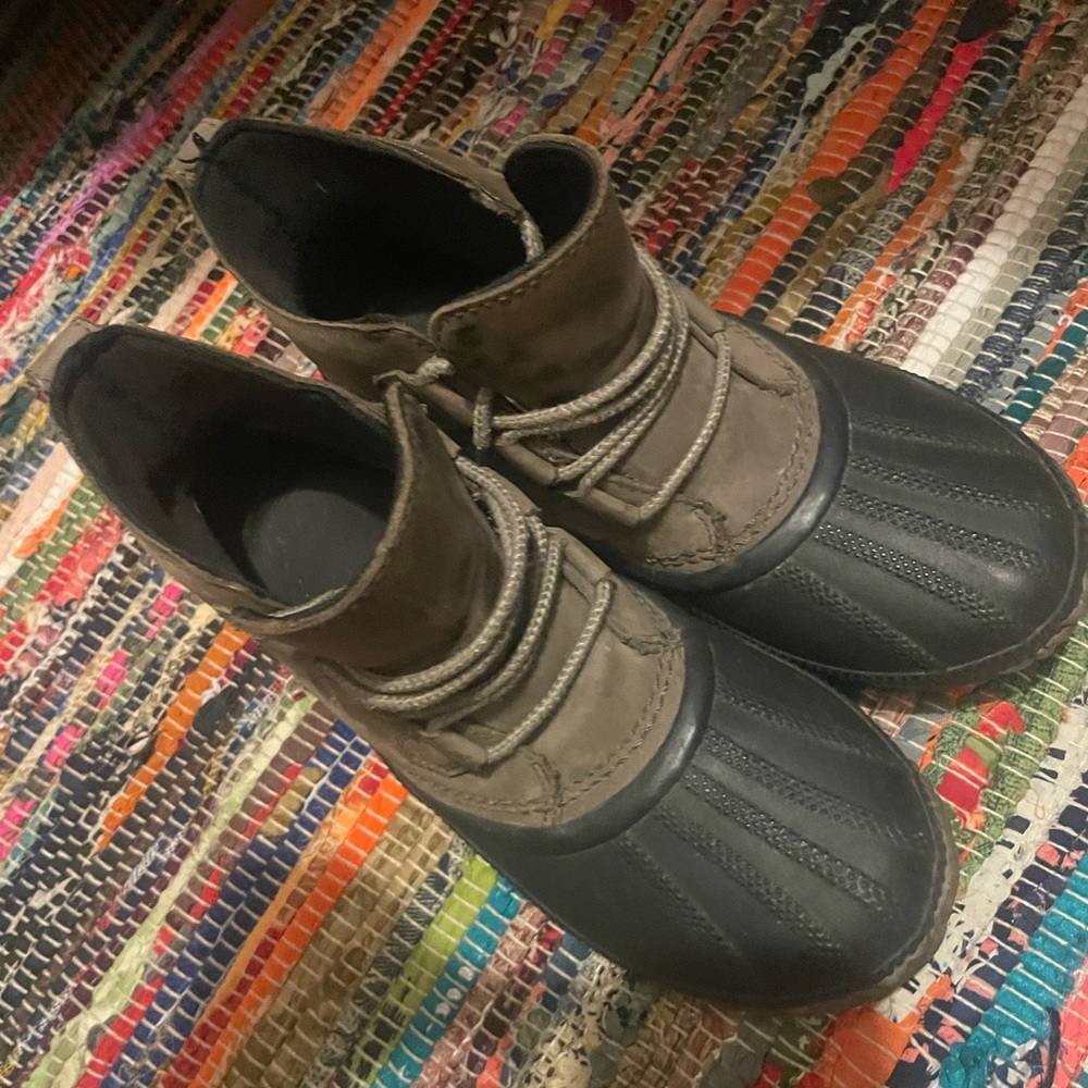 Sorrel lace up ankle boots. Color is light green almost grey.